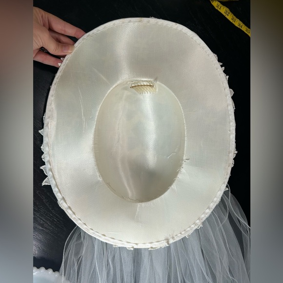 Elegant western southern White Bridal Veil with Hat- some holes in veil - Picture 4 of 7